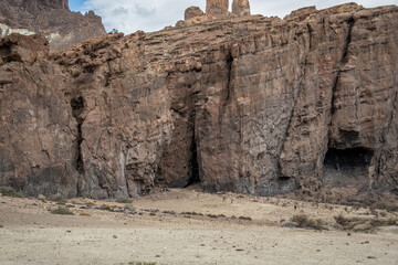 murallon de roca formado con a&ntilde;os por un gran volcan , hoy formando parte de un ca&ntilde;adon , donde se utiliza para deporte de escalada en roca con arnes 
