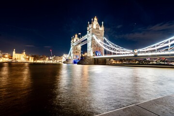 Obraz premium The Tower Bridge in London on a Weekend Night