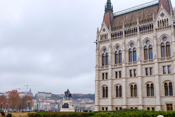 Obraz premium The Hungarian Parliament Building, the iconic landmark of Budapest on a winter Christmas day