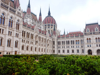 Obraz premium The Hungarian Parliament Building, the iconic landmark of Budapest on a winter Christmas day