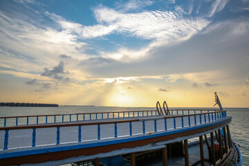 Obraz premium Traditional Boat at Sunset in Maldives Seascape