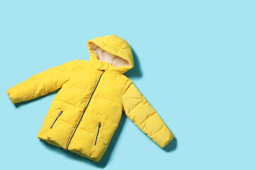 Children's puffer jacket on blue background © Pixel-Shot