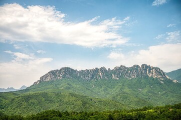 Obraz premium View of Ulsanbawi Mountain in summer Ulsanbawi is a six-peaked rock formation located in Seoraksan National Park in Sokcho City, Gangwon Province, South Korea.