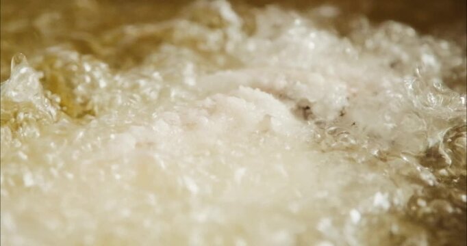 油で揚げるクローズアップ　魚の唐揚げ・天ぷら　和食・日本料理　泡立つ油のスローモーション　