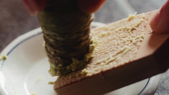 おろし金ですり下ろす生わさび 和食と寿司に使う薬味の調理風景