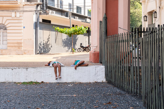 Asunci&oacute;n, Paraguay, Chicas durmiendo en la calle.