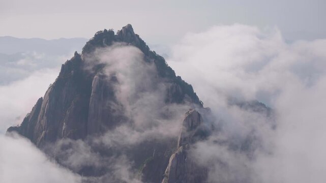 Real time delayed photography The mountain top is surrounded by clouds, and the famous scenery of Mount Huangshan in Asia and China