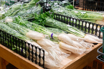 直売所に並ぶ袋詰めされた大根のクローズアップ