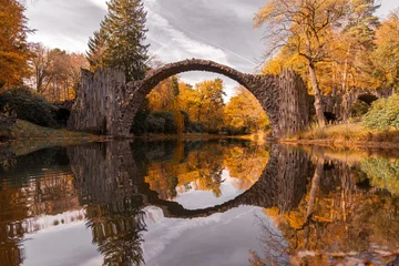 Tableau sur plexiglas Le Rakotzbrücke Rakotzbrücke Teufelsbrücke im Herbst  © Maximilian