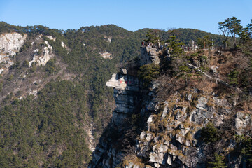 Fototapeta premium People stand on rocky cliffs in Lushan Mountain, Jiangxi China