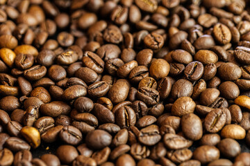 Fototapeta premium Coffee beans background with rich brown tones and natural texture. Roasted coffee beans close-up, creating a warm and aromatic backdrop ideal for coffee shops, cafes, menus, packaging, branding, food 