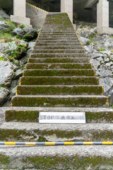 STOP　通行止の危険な階段
