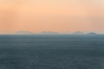 瀬戸内海　夕暮れの遠い島影
