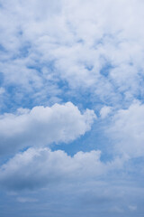 Obraz premium Clear day sky featuring soft cumulus clouds and bright sunlight