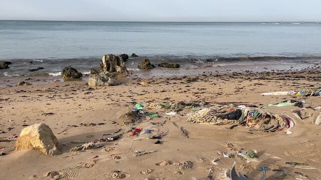 Plages du Senegal pollu&eacute;es &agrave; Mbour