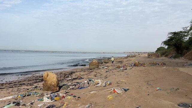 Plages du Senegal pollu&eacute;es &agrave; Mbour