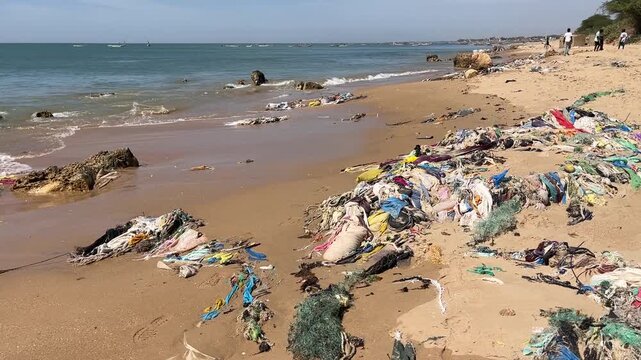 Plages du Senegal pollu&eacute;es &agrave; Mbour