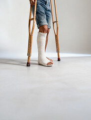 목발, 깁스, 치료, 위험, 보행법, 장애, 장애인, 환자, 정형외과, 수술, 재활, 사고, 후유증, 걷다, 짚다, 보행 도구, 의료기기, 사람, 보험, 입원