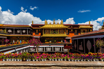 Obraz premium Jokhang Temple Lhasa Tibet with Golden Roofs and Colorful Flowers