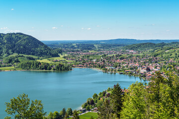 Obraz premium Hiking trail around Lake Schliersee in the bavarian alps at Schliersee, Upper Bavaria, Germany in Europe