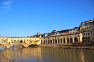 Fototapeta premium Ponte Vecchio Bridge Florence Italy - Historic Medieval Architecture Over Arno River