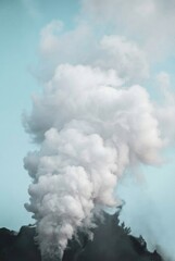 Obraz premium 青い空を背景に噴出する白い煙と蒸気