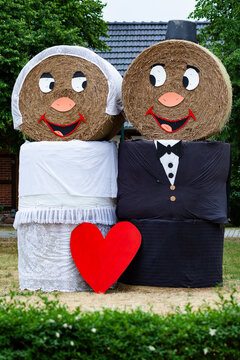 Strohballen als Hochzeitspaar; Strohpuppen k&uuml;ndigen bevorstehende Hochzeit oder Hochzeitstag-Jubil&auml;um an