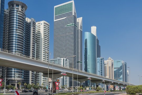wiadukt metra i wieżowce,Dubai