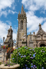 Kirche in Bodilis Bretagne Frankreich wundersch&ouml;n mit Sonne