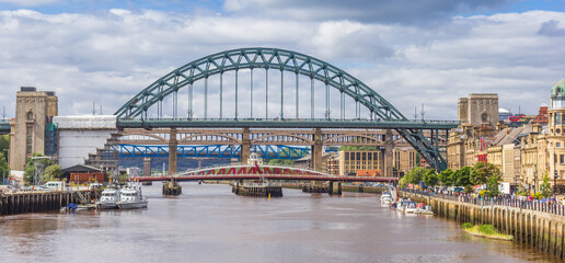 Obraz premium Panorama of the historic steel Tyne Bridge in Newcastle upon Tyne, England