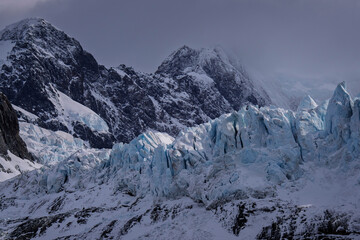 Obraz premium Glaciers and mountainous coastline