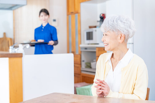 在宅介護サービスで食事を待つシニア