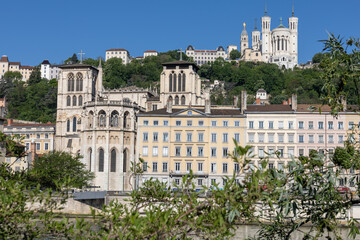 vue depuis le bord de Sa&ocirc;ne sur la cath&eacute;drale Saint Jean et la basilique de Fourvi&egrave;re &agrave; Lyon en France, monuments historiques fran&ccedil;ais