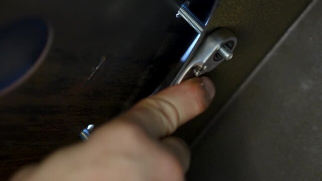 Ratchet wrench operation shown in detail