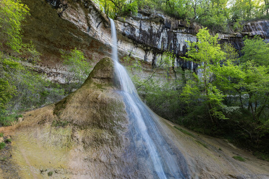 La cascade du Pain de Sucre est une imposante stalagmite de tuf de 20 m&egrave;tres de haut dont la pointe est arrondie par la cascade de la V&eacute;zeronce qui l'arrose &agrave; Surjoux dans l'Ain