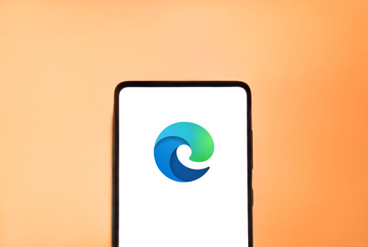Microsoft Edge logo on smartphone screen. Link&ouml;ping, &Ouml;ster&ouml;gltnad, Sweden 01-27-2026.