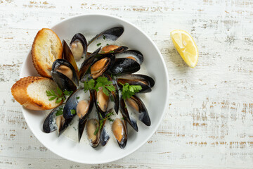cooked mussels with creamy garlic sauce