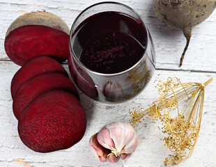 Sok z kiszonych buraków domowej roboty. © Hanna