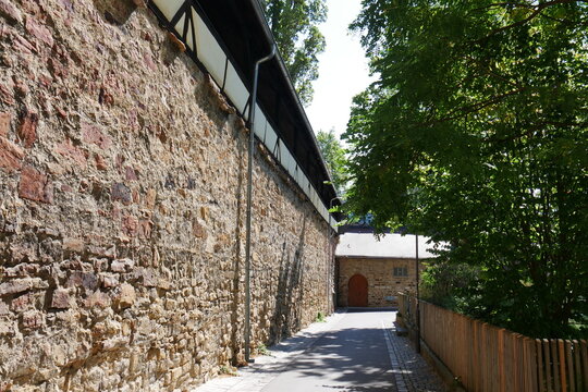 Mittelalterliche Stadtmauer mit Wehrgang in Kirchheim unter Teck