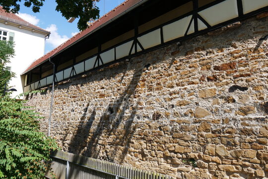 Mittelalterliche Stadtmauer mit Wehrgang in Kirchheim unter Teck