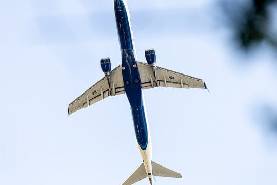 Avi&atilde;o de passageiro voando sob c&eacute;u com muitas nuvens. 