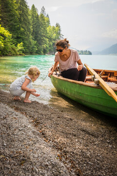 Austria, Carinthia, Weissensee, mother in rowing boat with daughter at the lakeside