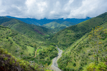 Obraz premium Green mountains and winding river in colombia