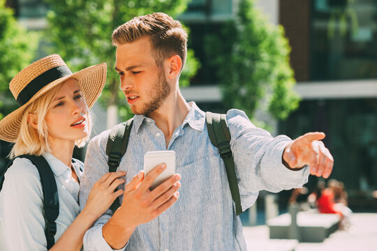 Two tourist orientating with smartphone