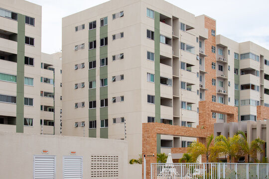 Condom&iacute;nio residencial moderno com pr&eacute;dios de apartamentos e &aacute;rea comum urbana