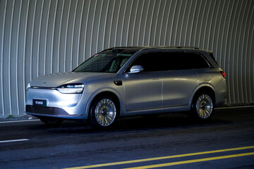 Obraz premium Chinese brand cars using Huawei's intelligent driving system are currently undergoing testing and trial drives.