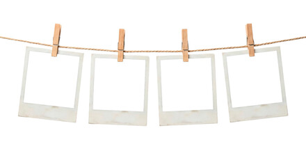Molduras de fotos Polaroid com leves manhas de desgaste nas bordas em varal de corda com pregadores...