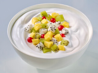 Joghurt mit exotischen Fr&uuml;chten in einer Sch&auml;l