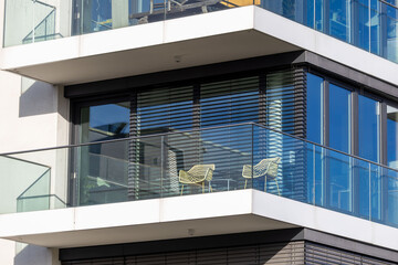 Moderne Jalousie bzw. moderner Raffstore am Fenster eines neuen Wohnhauses