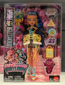 Mu&ntilde;eca de Cleo De Nile de Monster High en jugueter&iacute;a Toy Planet en Madrid, Espa&ntilde;a, 17 de enero de 2026